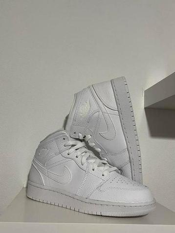 Jordan 1 Mid Triple White (GS) beschikbaar voor biedingen