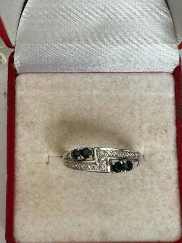 14 KRT.WIT GOUDEN RING MET DIAMANTEN EN SAFFIEREN beschikbaar voor biedingen
