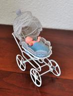 Vintage Kleine Wandelwagen met Popje 10,5 cm, Verzamelen, Poppen, Ophalen of Verzenden, Gebruikt, Pop