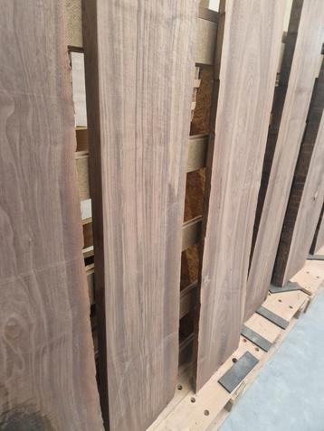 Wandplank massief noten beschikbaar voor biedingen