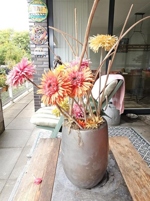 Zilverkleurige zware vaas met droogbloemen., Huis en Inrichting, Woonaccessoires | Droogbloemen, Gebruikt, Ophalen