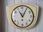 vintage klok aardewerk keramiek wehrle germany geel wit goud, Ophalen of Verzenden, Gebruikt, Analoog, Wandklok