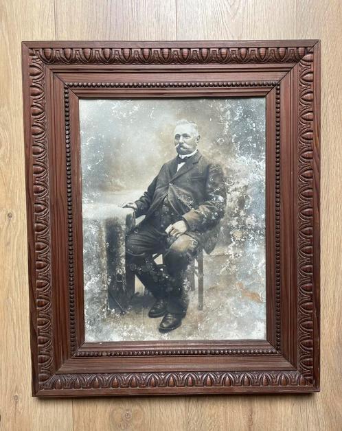 Antieke fotolijst met foto man op stoel, Antiek en Kunst, Curiosa en Brocante, Ophalen
