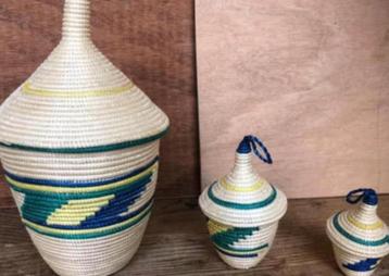 Drietal met de hand gevlochten mandjes uit Afrika beschikbaar voor biedingen