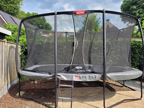 Berg trampoline ovaal  470x310 cm – Zo goed als nieuw, Kinderen en Baby's, Speelgoed | Buiten | Trampolines, Zo goed als nieuw
