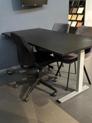 Verstelbaar Bureau inclusief stoelen beschikbaar voor biedingen