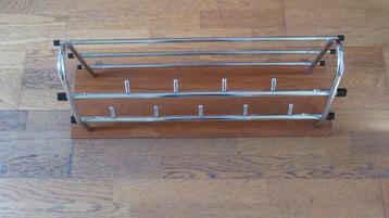Mooie vintage chroom wandkapstok op hout met 9 haken beschikbaar voor biedingen