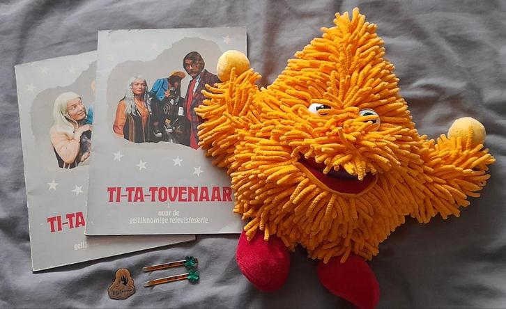 Ti-Ta-Tovenaar retro boeken, Efteling Grobbebol en pin speld, Verzamelen, Overige Verzamelen, Gebruikt, Ophalen of Verzenden
