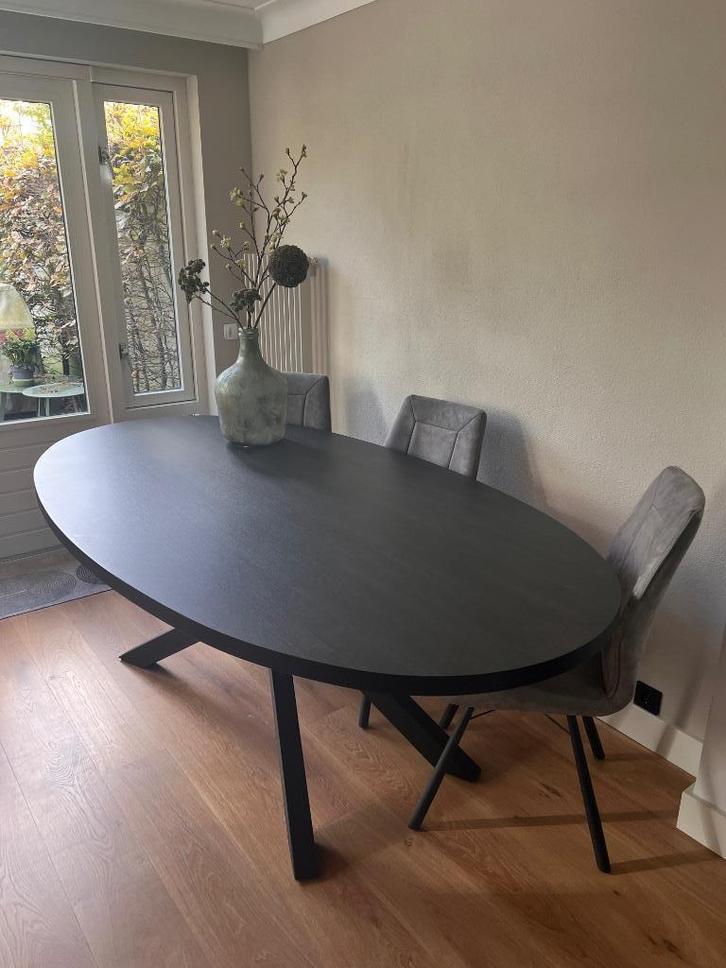 Eettafel ovaal zwart + 3 stoelen (zeer nette staat), Huis en Inrichting, Tafels | Eettafels, Zo goed als nieuw, 100 tot 150 cm