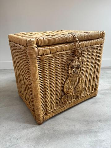 Vintage rieten mand met beertje beschikbaar voor biedingen