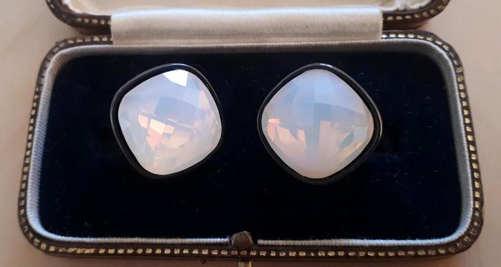 Vintage AGATHA PARIS Clip Oorbellen met Melkglas., Sieraden, Tassen en Uiterlijk, Antieke sieraden, Oorbellen, Overige materialen