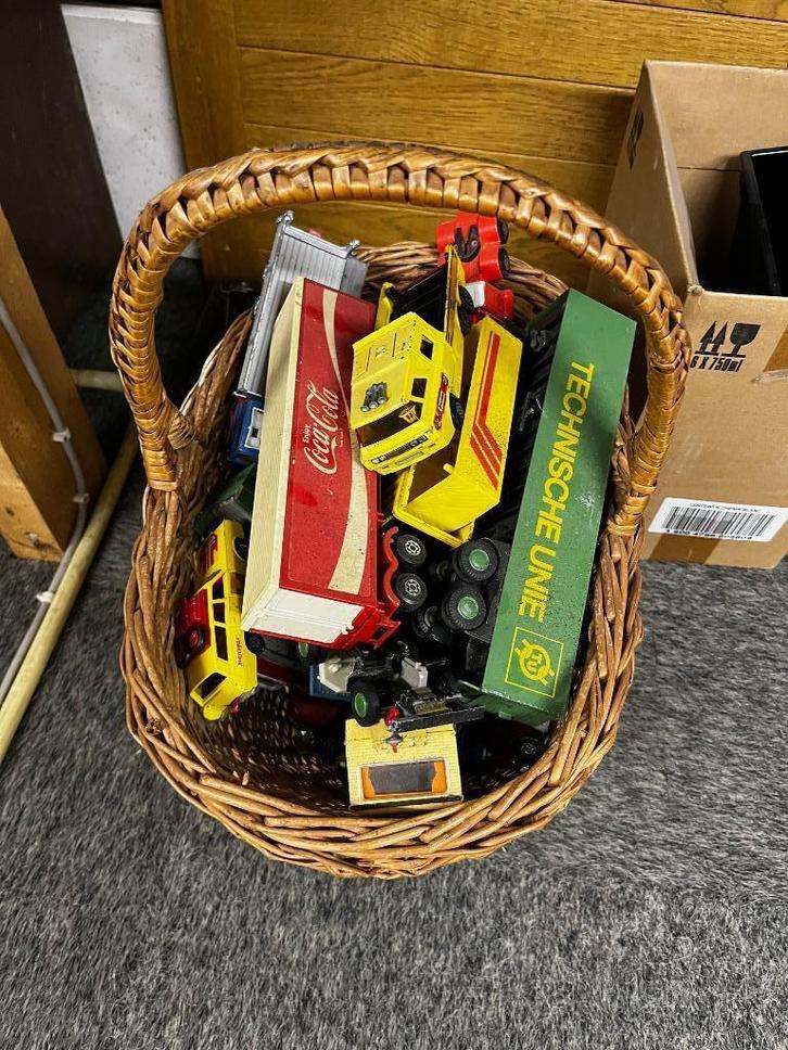 Mand vol klassieke speelgoedauto's meer dan 40 jaar oud, Hobby en Vrije tijd, Modelauto's | 1:43, Gebruikt, Auto, Overige merken