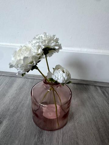 Vaasje met 3 witte bloemetjes beschikbaar voor biedingen