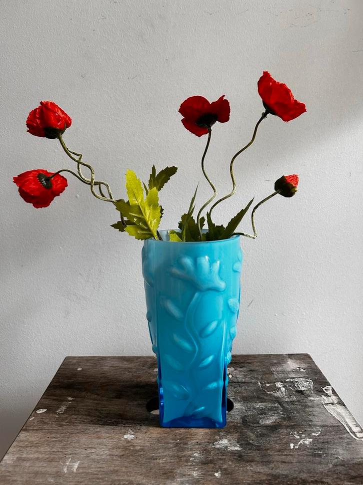 Lichtblauwe Opaline Vaas met Bloemenreliëf, Antiek en Kunst, Antiek | Vazen, Ophalen of Verzenden