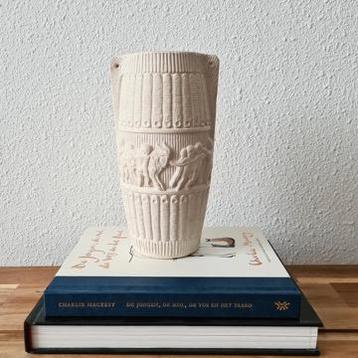 Wit creme ronde stenen vaas met engelenmotief rondom. beschikbaar voor biedingen