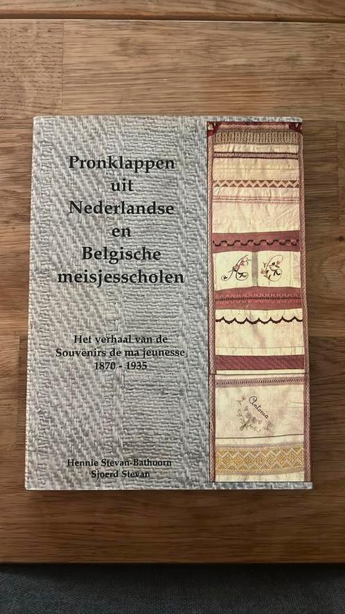 Pronklappen uit Nederlandse en Belgische meisjesscholen, Hobby en Vrije tijd, Borduren en Borduurmachines, Zo goed als nieuw, Patroon