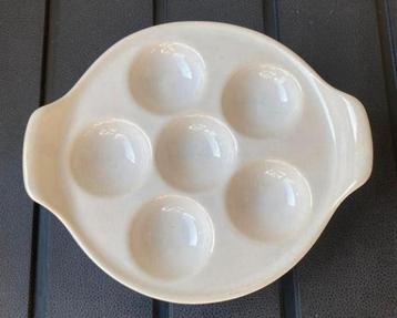 Rond wit stenen schaaltje voor 6 eieren. Drsn.16 cm. beschikbaar voor biedingen