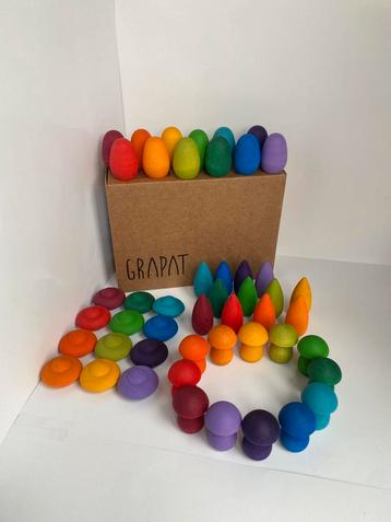 Grapat regenboog bloemen, paddenstoelen, ijspegels en eieren beschikbaar voor biedingen