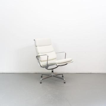 1x Vitra Eames EA 216 Soft Pad Fauteuil Wit Leer - Gepolijst beschikbaar voor biedingen
