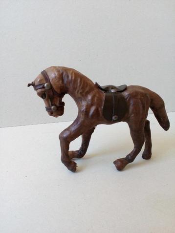 Leren paardje. Decoratie. beschikbaar voor biedingen