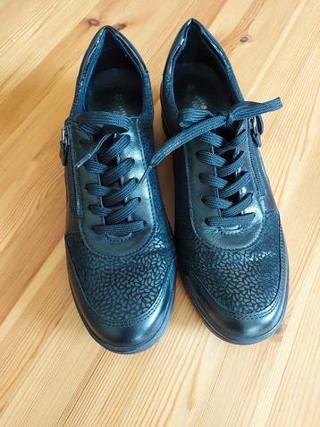 Natuform leren sneaker, z.g.a.n. beschikbaar voor biedingen