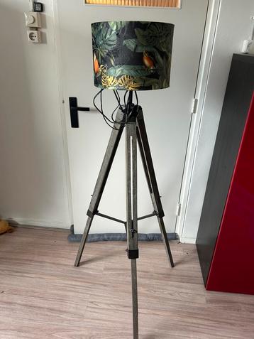 Staande lamp met lampenkap karwei beschikbaar voor biedingen