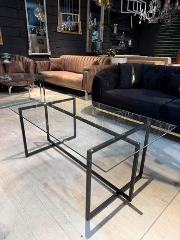 Luxe salontafel doorzichtig met zwarte pootjes beschikbaar voor biedingen