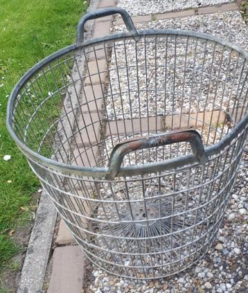 Stalen aardappel mand beschikbaar voor biedingen