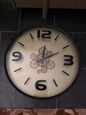 Moderne wandklok - industrieel beschikbaar voor biedingen