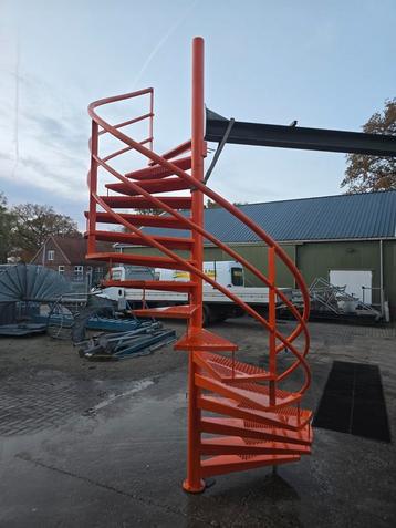 Stalen wenteltrap orange hoog 3,2mtr. Nob165 beschikbaar voor biedingen