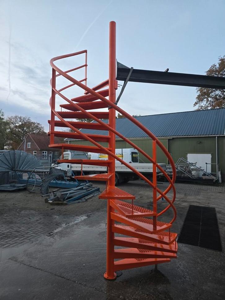 Stalen wenteltrap orange hoog 3,2mtr. Nob165, Doe-het-zelf en Verbouw, Ladders en Trappen, Zo goed als nieuw, 2 tot 4 meter, Ophalen of Verzenden