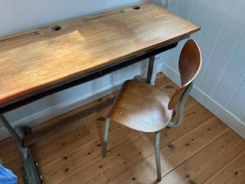 Aangeboden: klassiek school bureau met stoel