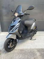 PIAGGIO ZIP 4T 2V BROM 2018 FULL OPTION AGAAT GRIJS, Ophalen, Maximaal 45 km/u, Zip, Zo goed als nieuw