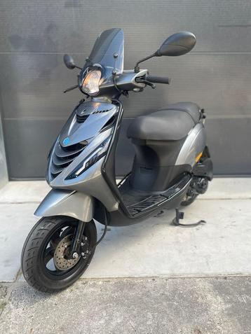 PIAGGIO ZIP 4T 2V BROM 2018 FULL OPTION AGAAT GRIJS beschikbaar voor biedingen