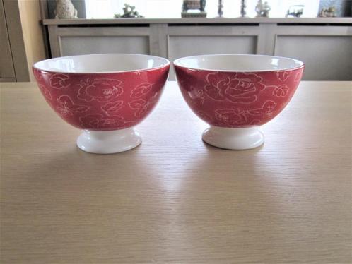 At home with Marieke 2 kommen op voet D14,5cm H9cm., Huis en Inrichting, Keuken | Servies, Zo goed als nieuw, Kom(men), Effen