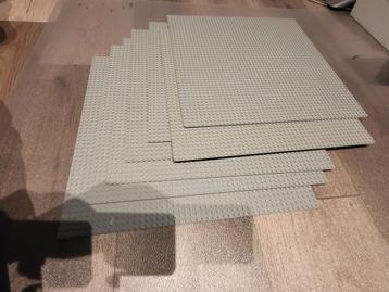 7 Lego Grijze Grondplaten 48x48 beschikbaar voor biedingen