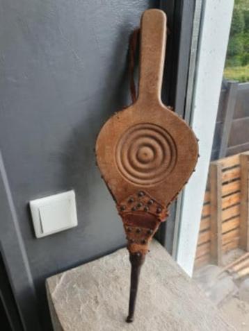 Leuke antieke houten en leren blaasbalg in originele goede s beschikbaar voor biedingen