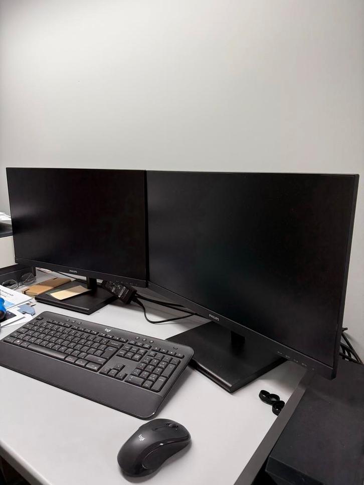 Desktop PC met twee 24” schermen, Computers en Software, Desktop Pc's, Zo goed als nieuw, 2 tot 3 Ghz, SSD, 8 GB, Met videokaart