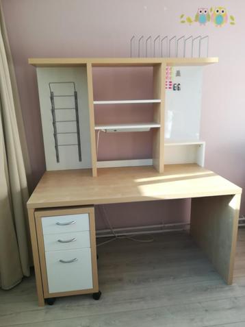 Mooi Bureau met verlichting  beschikbaar voor biedingen