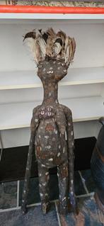 Ritueel beeld met veren en kauri-schelpen – ca. 90 cm hoog, Antiek en Kunst, Ophalen
