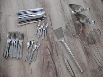 Partij restaurant bestek, frietlepels, sauskom, messen, set. beschikbaar voor biedingen