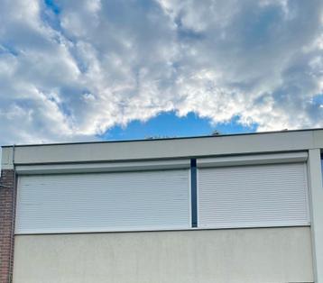 4 rolluiken–3 elektrisch + 1 handbediend /bovenverdieping beschikbaar voor biedingen