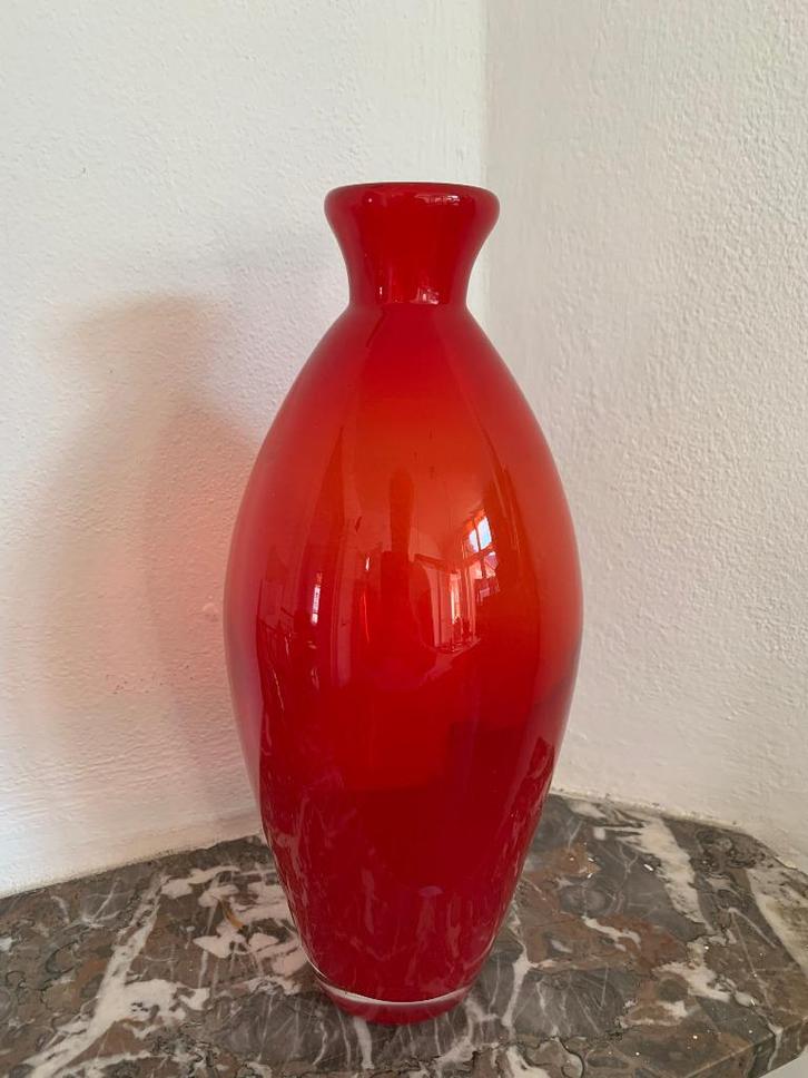 Handgemaakte vintage vaas van rood glas, Antiek en Kunst, Antiek | Vazen, Ophalen of Verzenden