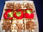 Kerstversiering: 6 dennenappels en 3 rode appels, nu 1.75., Diversen, Kerst, Ophalen of Verzenden, Nieuw