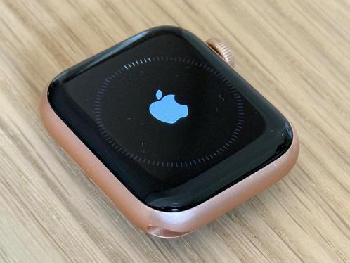 Apple Watch SE 40mm Roze, Sieraden, Tassen en Uiterlijk, Smartwatches, Gebruikt, iOS, Roze, Afstand, Calorieverbanding, Conditie
