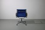 4 Vitra Eames EA 107 stoelen, chroom, blauw Credo, Huis en Inrichting, Stoelen, Blauw, Vier, Gebruikt, Metaal
