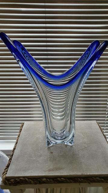 Grote Kristallen Vaas Helder met Blauw uit 1968 Hoog 42 cm beschikbaar voor biedingen