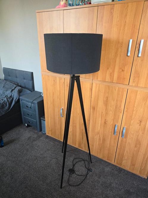 Vloerlamp | 3-poot | Met grote lampenkap | Voetschakelaar, Huis en Inrichting, Lampen | Vloerlampen, Zo goed als nieuw, 150 tot 200 cm