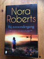 Nora Roberts met Bij zonsondergang, Boeken, Romans, Gelezen, Ophalen of Verzenden, Nederland, Nora Roberts