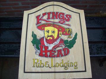 Dartbord en kabinet met pijlen beschikbaar voor biedingen